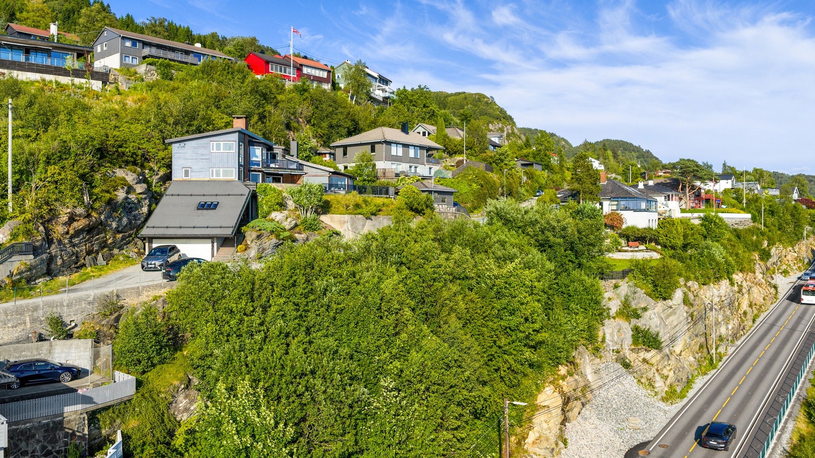 I 2009 ble det søkt om en frittliggende enebolig med bruksareal på 246 kvm. og integrert carport, og det ble gitt rammetillatelse på tiltaket. Galleribilde