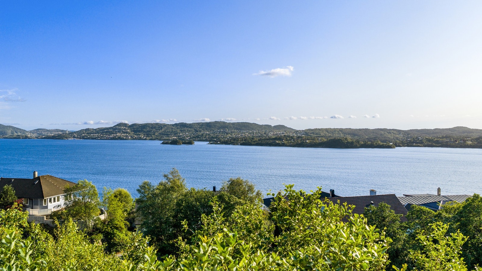 Tomten vender mot sørvest og har dermed en svært solrik beliggenhet. Galleribilde