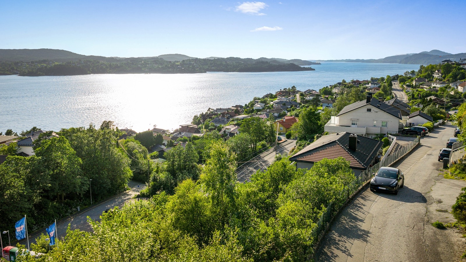 Dette er en tomt på 906 kvm. med fantastiske solforhold og sjøutsikt! Galleribilde