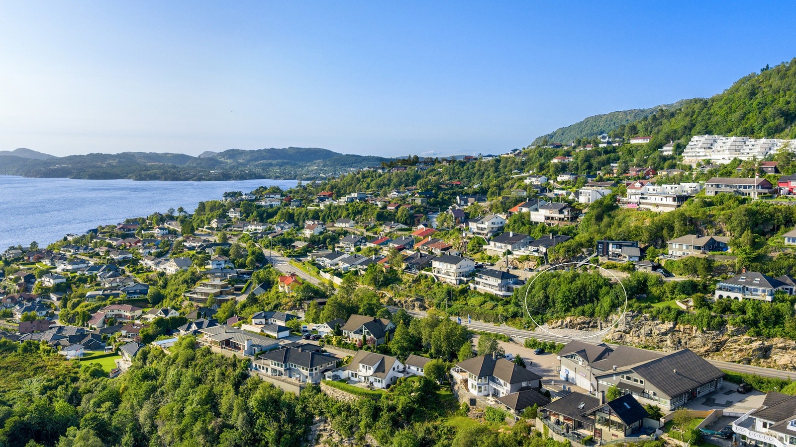 Tomten ligger til i et attraktivt og veletablert boligfelt i Morvik. Galleribilde