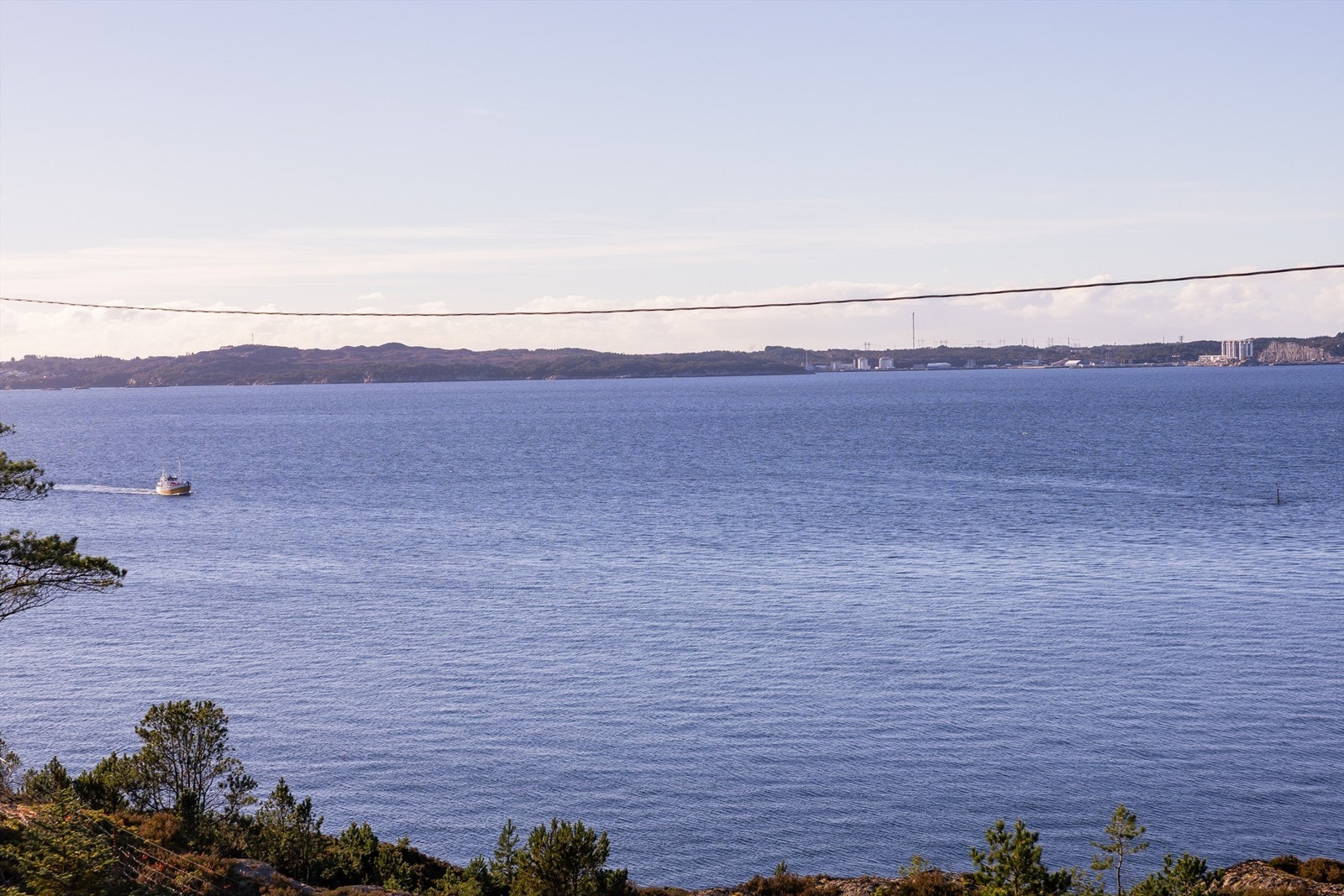 Vidstrakt utsikt over Hjeltefjorden og Øygarden i bakgrunnen. Galleribilde