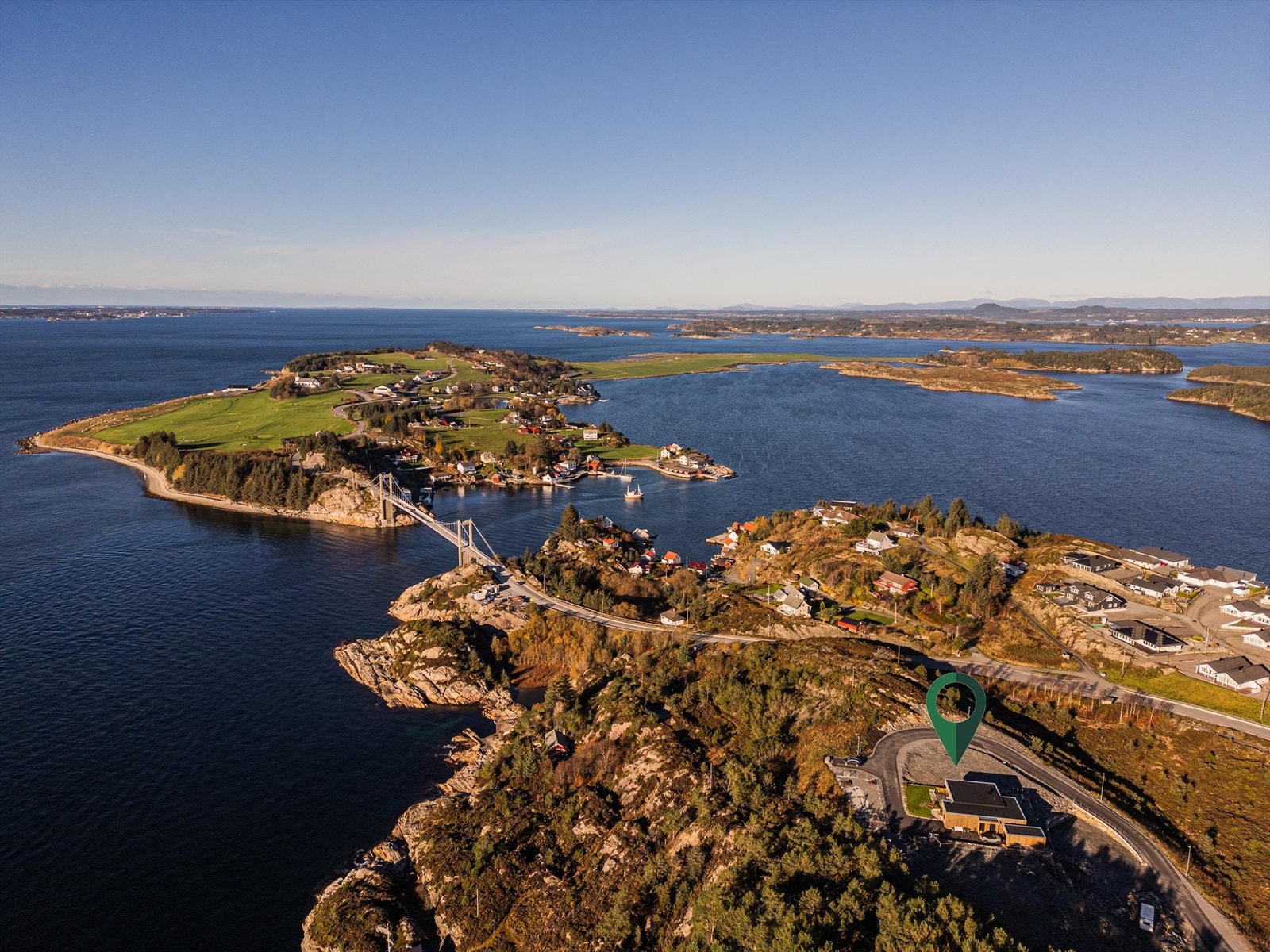 Nydelig boligtomt som leveres med vei, vann og kloakk. Ferdig planert. Tomten er 755 kvm. Stikkord: Nydelig sjøutsikt og sol til den går ned i havgapet. Galleribilde