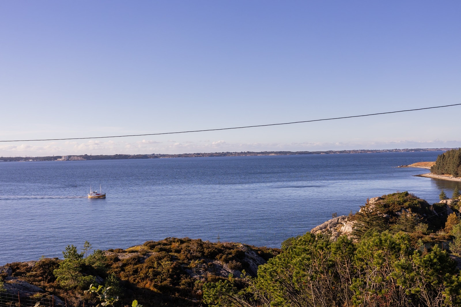 Herdla er et populært område for friluftsliv. Mange benytter de lange rullesteinsstrendene på vestsiden av øyen til turer. Videre er stiene i naturreservatet populære til fotturer. Galleribilde