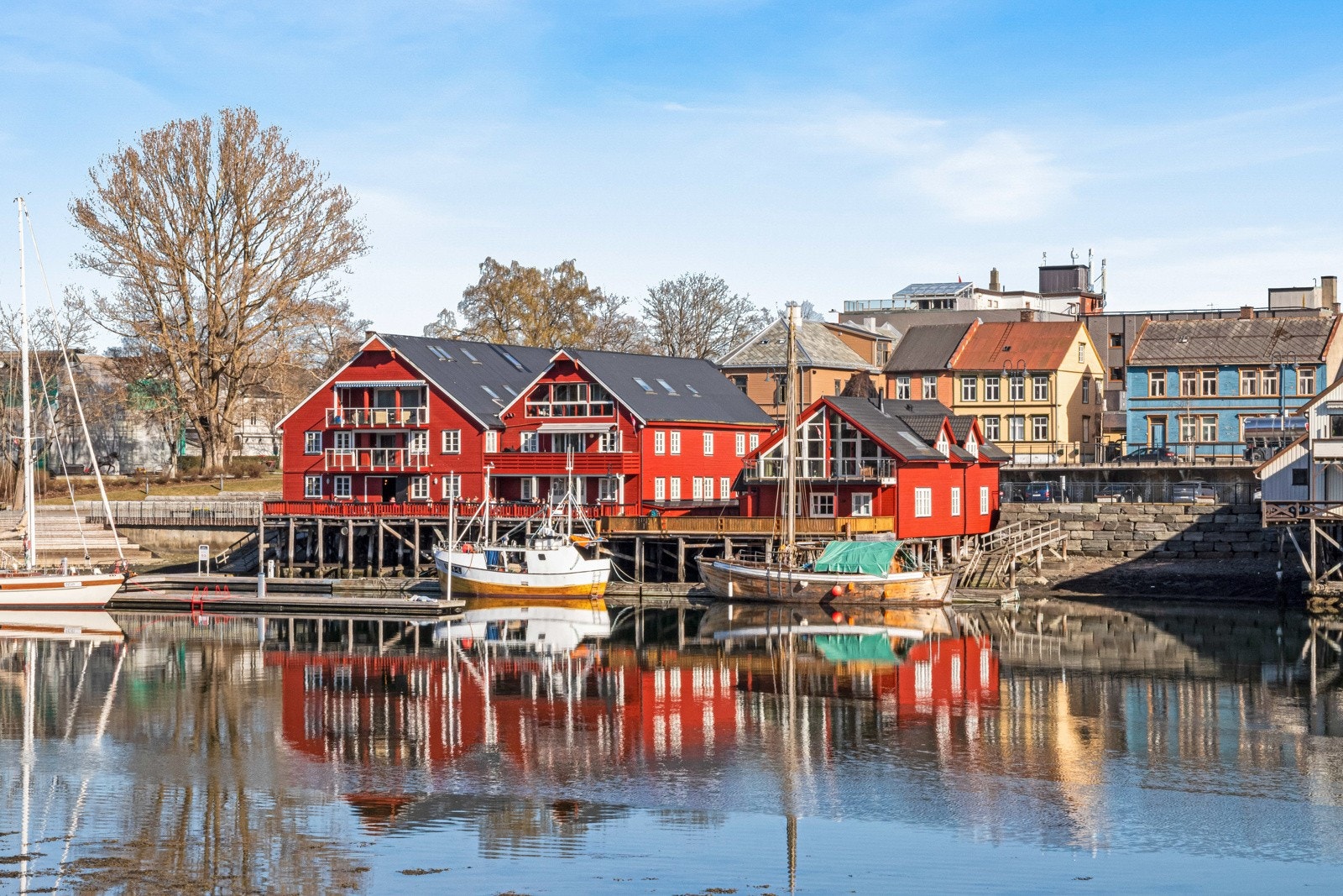 Fra boligen er det gangavstand til alle servicefasiliteter og jernbane. Galleribilde