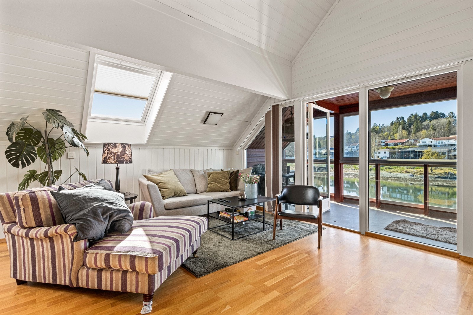 Gode vindusflater slipper inn masse naturlig lys. Galleribilde