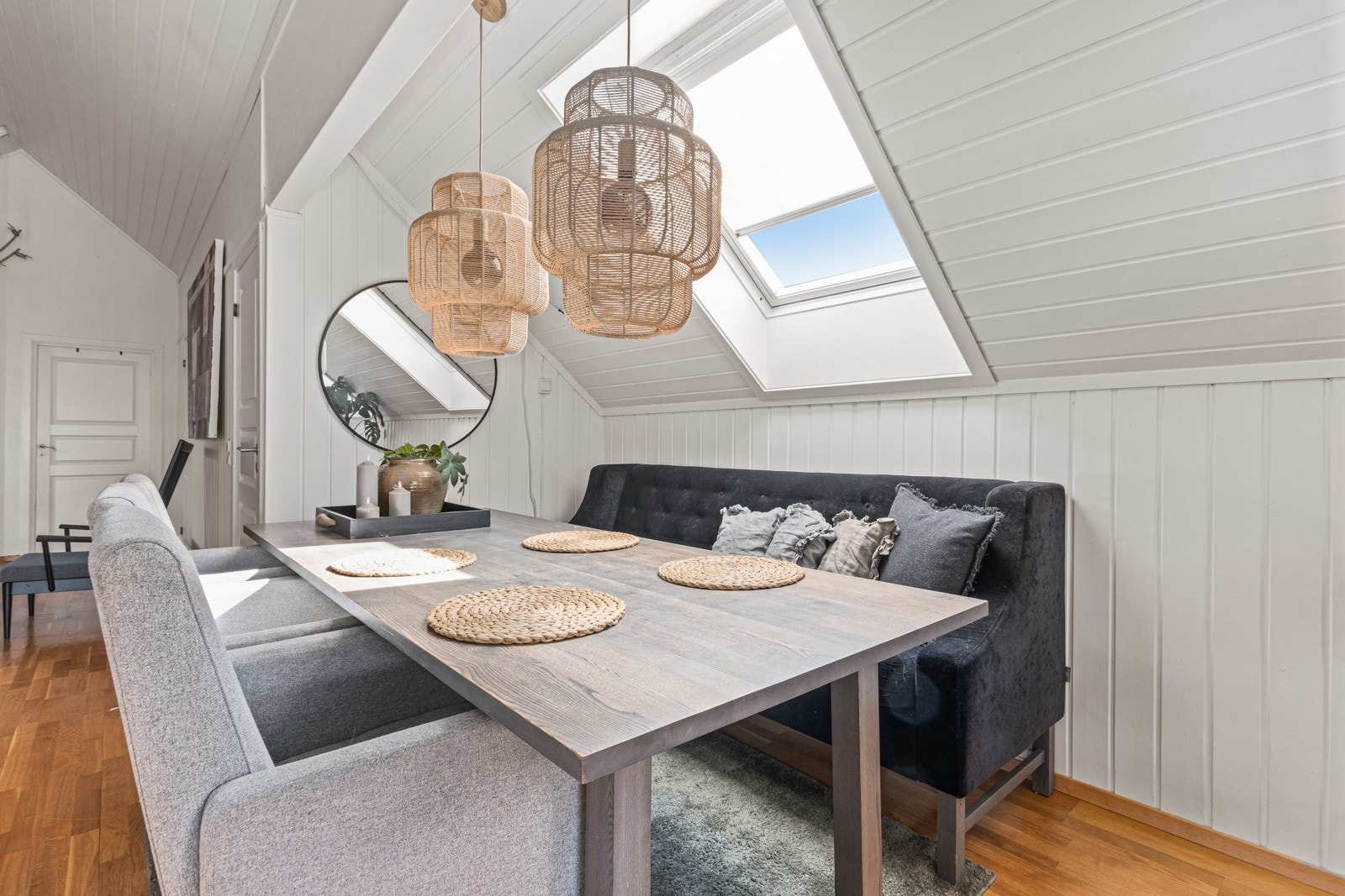 Spisebord i tilknytning til kjøkken. Galleribilde