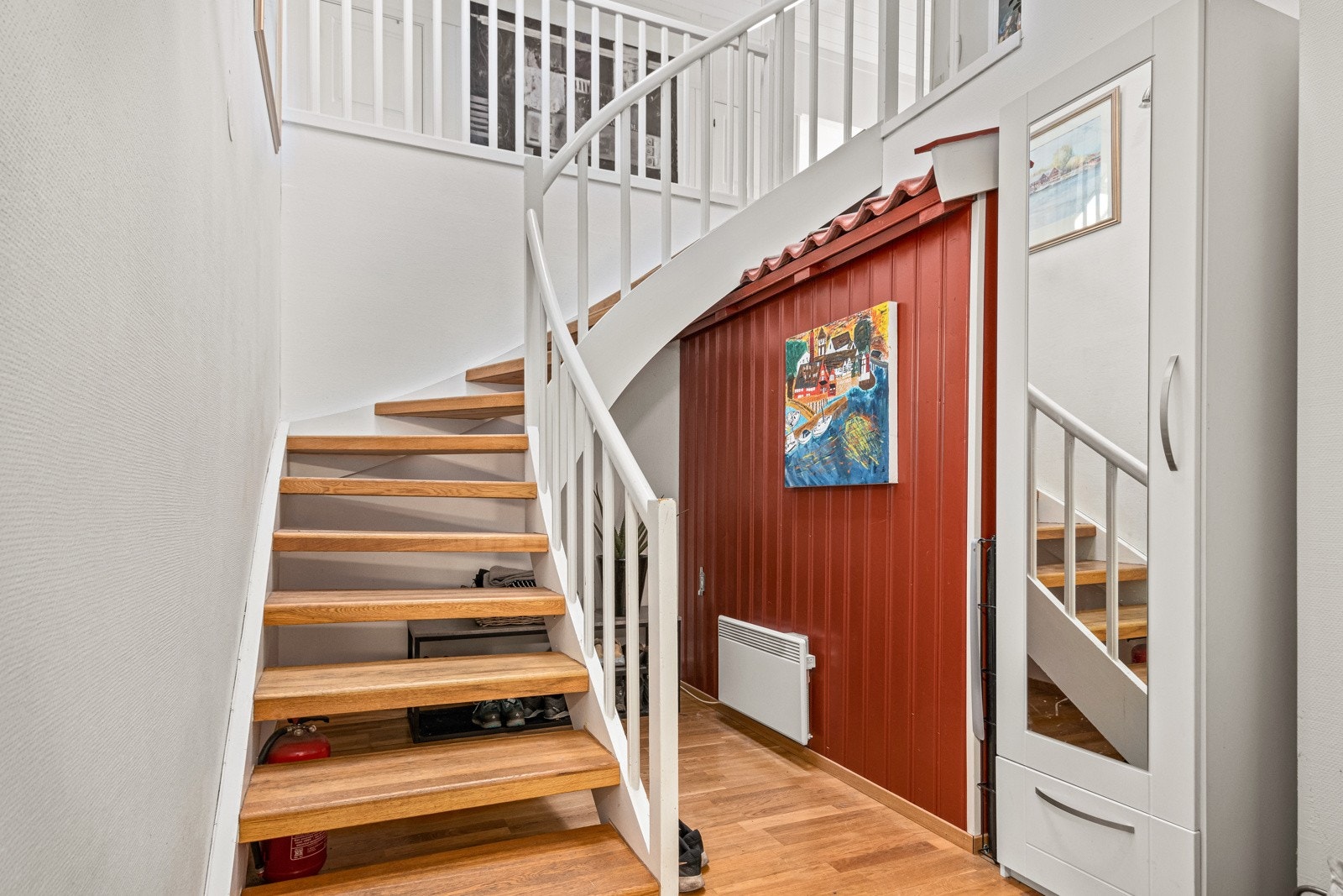 Fra bakkeplan og opp til 2 etasje har man heis. Fra gang og opp til leiligheten må man benytte innvendig trapp. Galleribilde