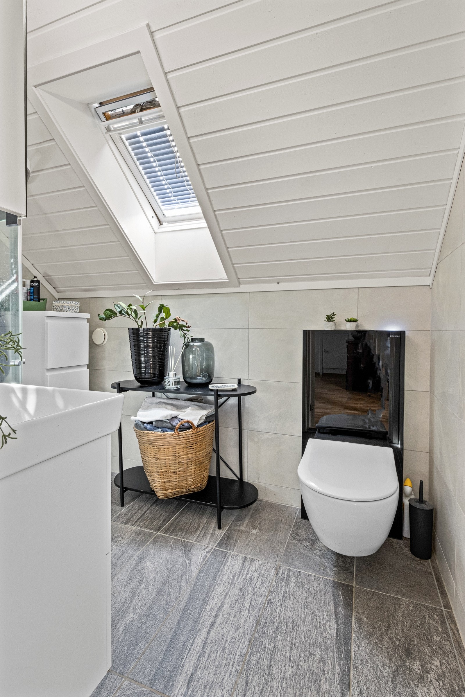 Bad med dusjhjørne og toalett. Galleribilde