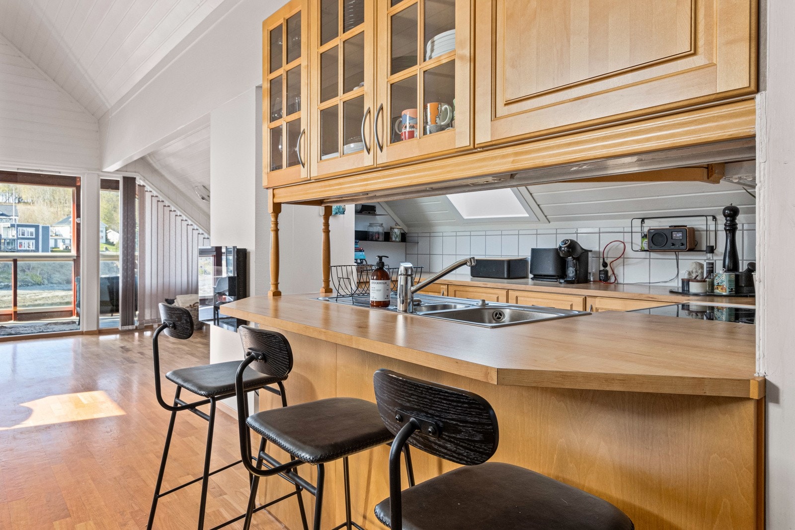 Kjøkken med integrerte hvitevarer som medfølger. Galleribilde