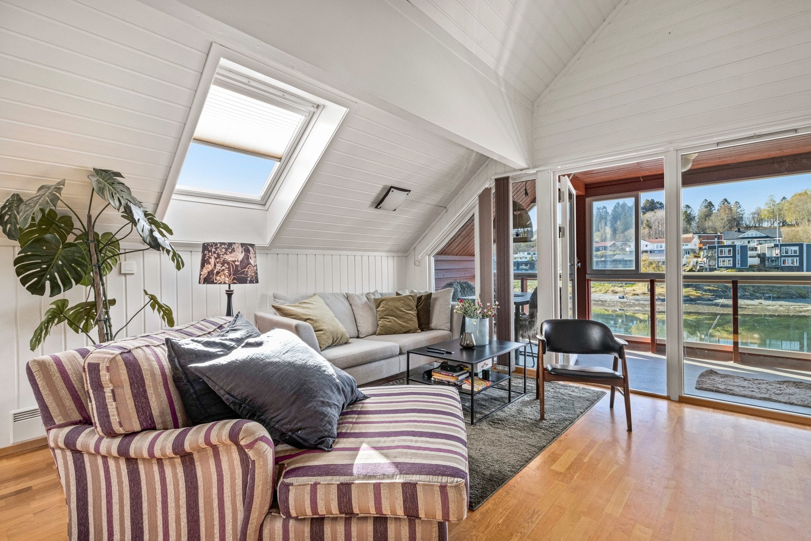 Flere takvindu i tillegg til hel vindusvegg mot sundet. Galleribilde