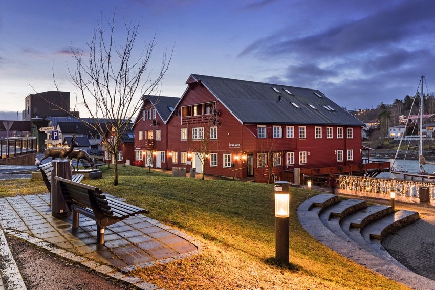 Flere parker i umiddelbar nærhet. Her har man sjøparken som er pent opparbeidet med sitteplasser. Galleribilde