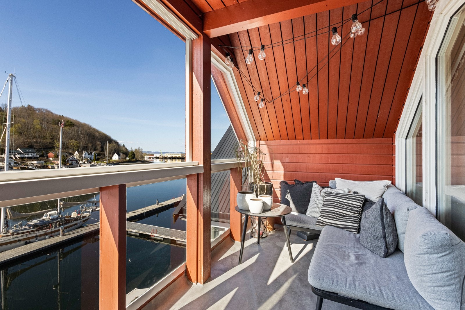 Her kan man nyte solen på ettermiddag og kveldstid. Galleribilde