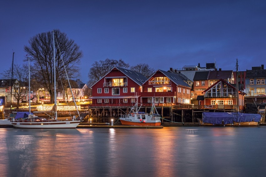 Leiligheten har en unik plasser i toppen av brygge midt i bildet. Galleribilde