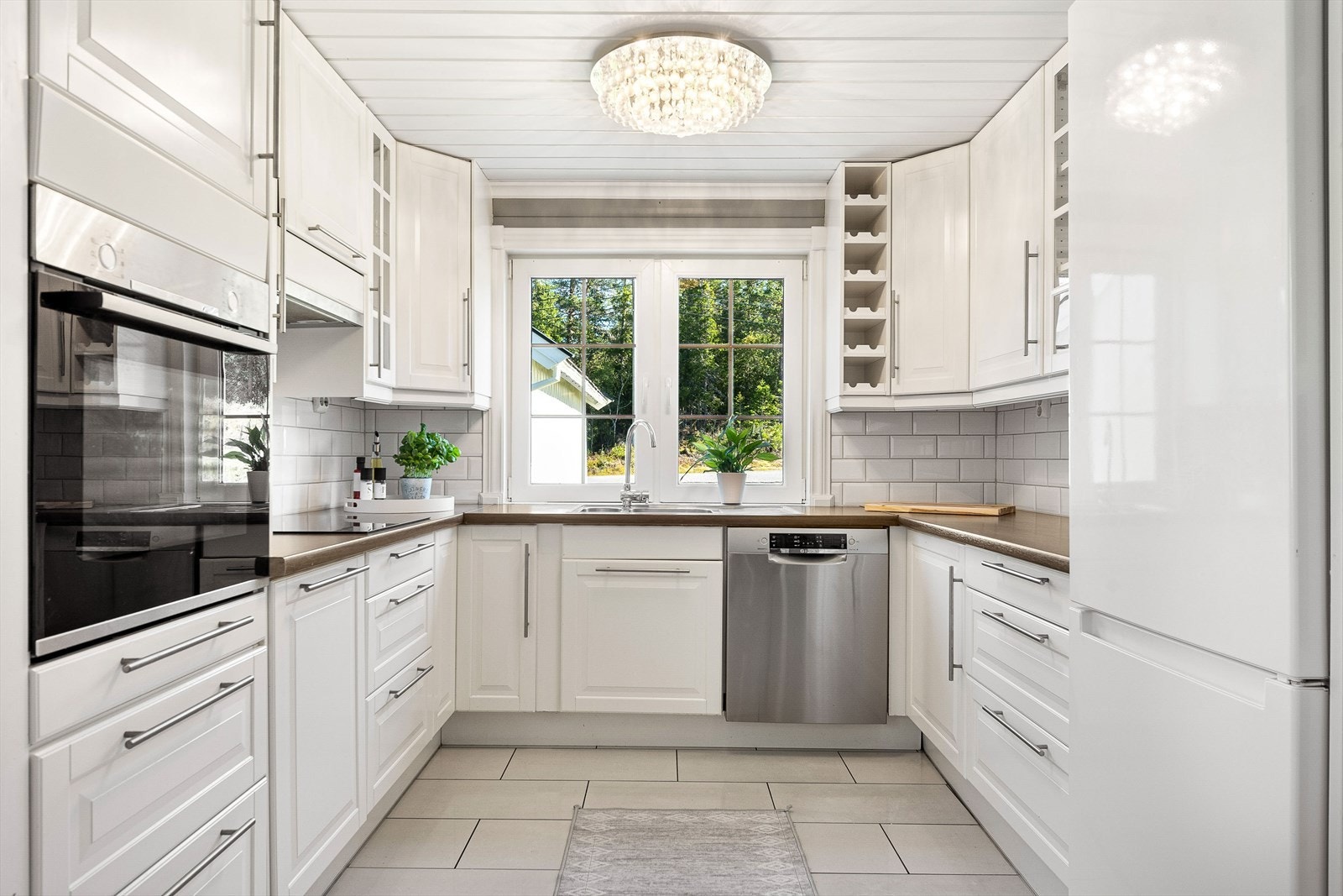 Innredningen er godt tilpasset rommets utforming og tilbyr rikelig med skap- og benkeplass Galleribilde