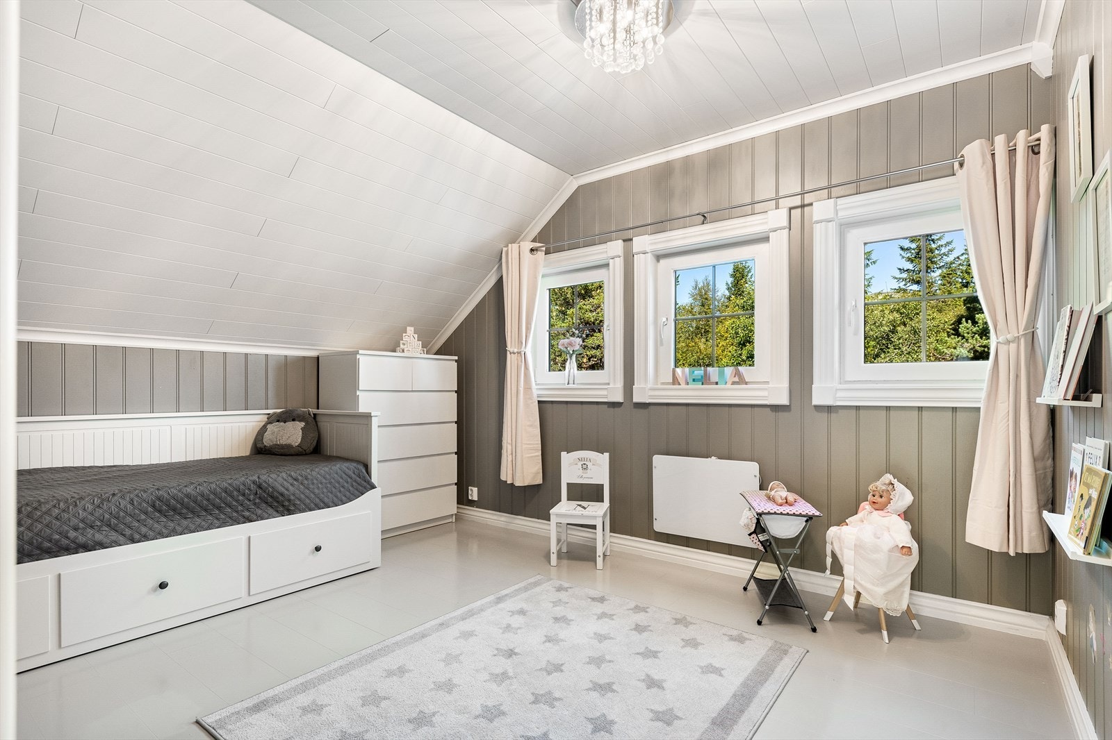 Det er totalt tre soverom i denne etasjen Galleribilde