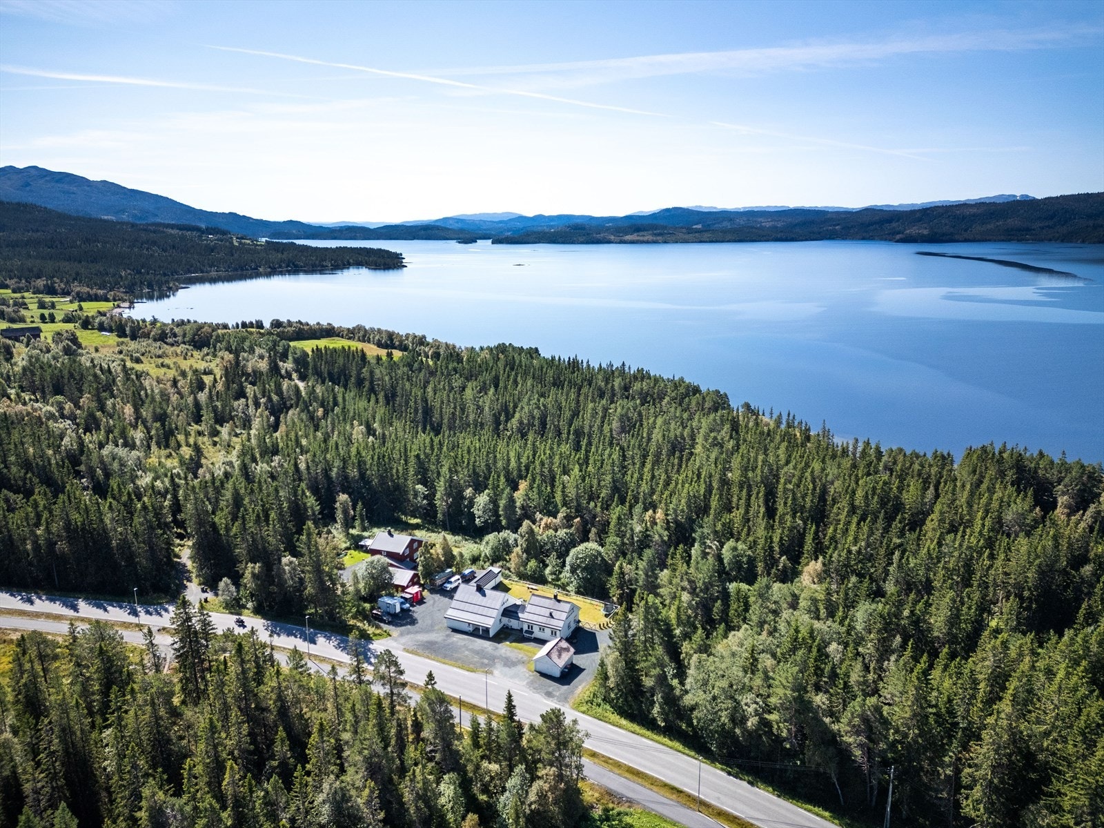 Boligen har 3 kjøkken, 3 stuer, 4 bad og 8 soverom Galleribilde