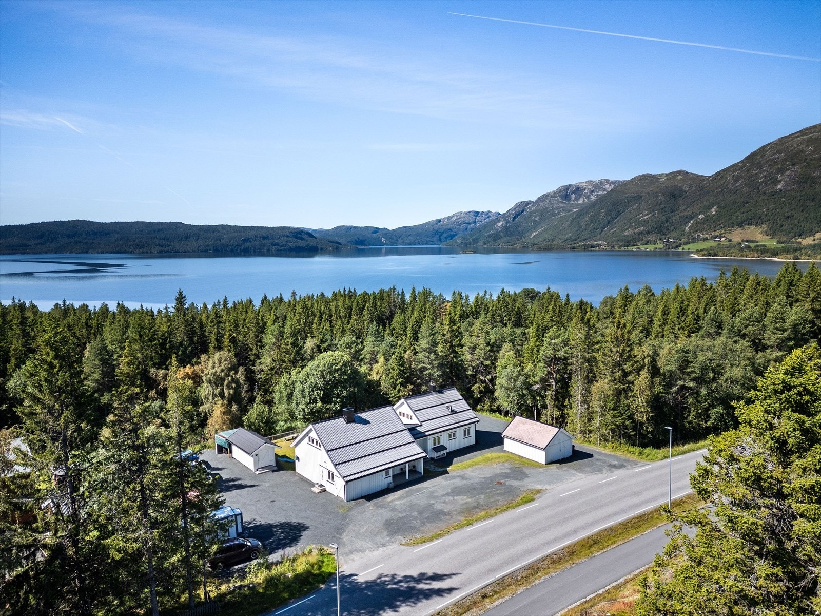 Gode parkeringsmuligheter i garasje og gårdsplass Galleribilde