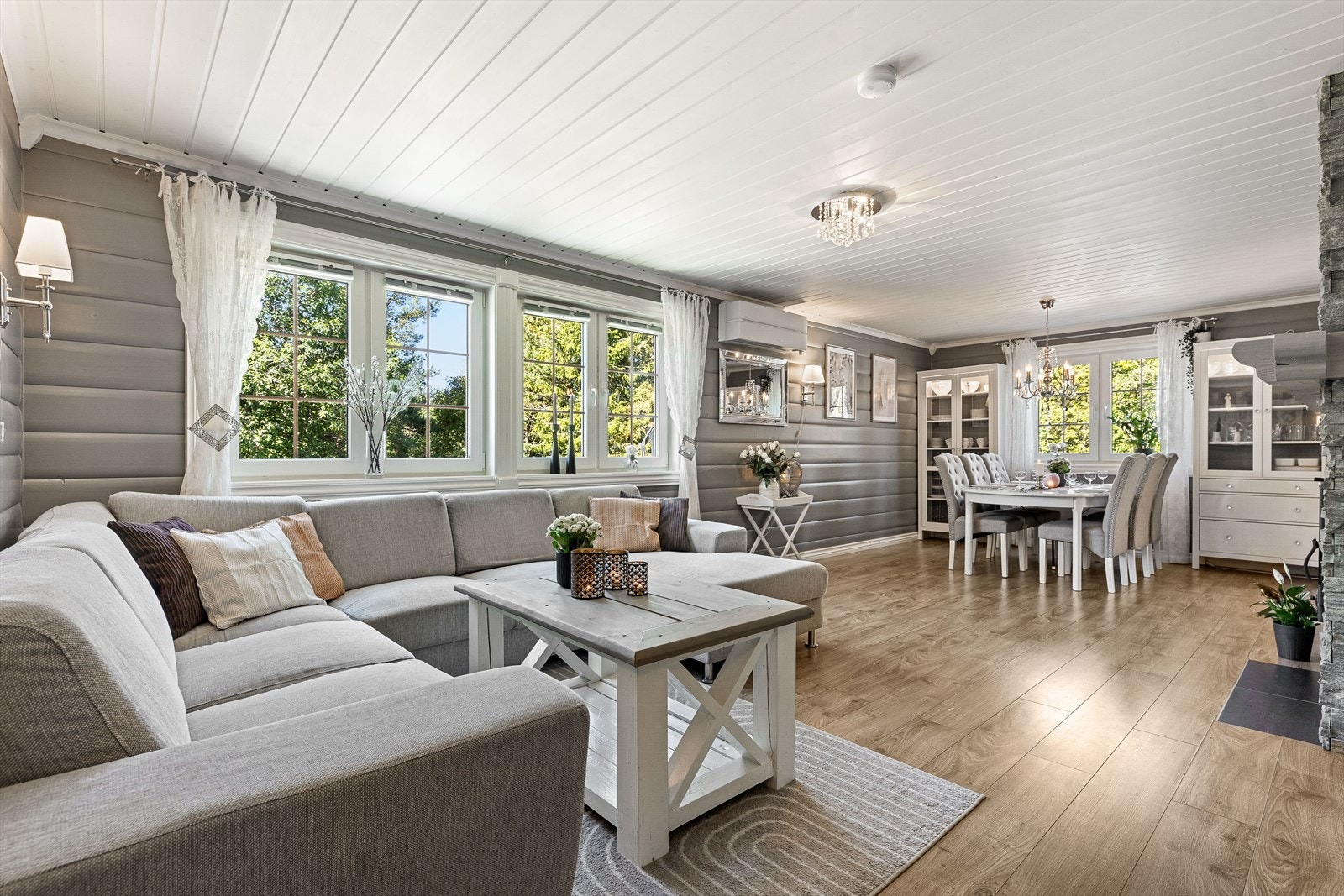 Lys og romslig stue i hoveddelen av boligen med store vindusflater som slipper inn rikelig med dagslys Galleribilde