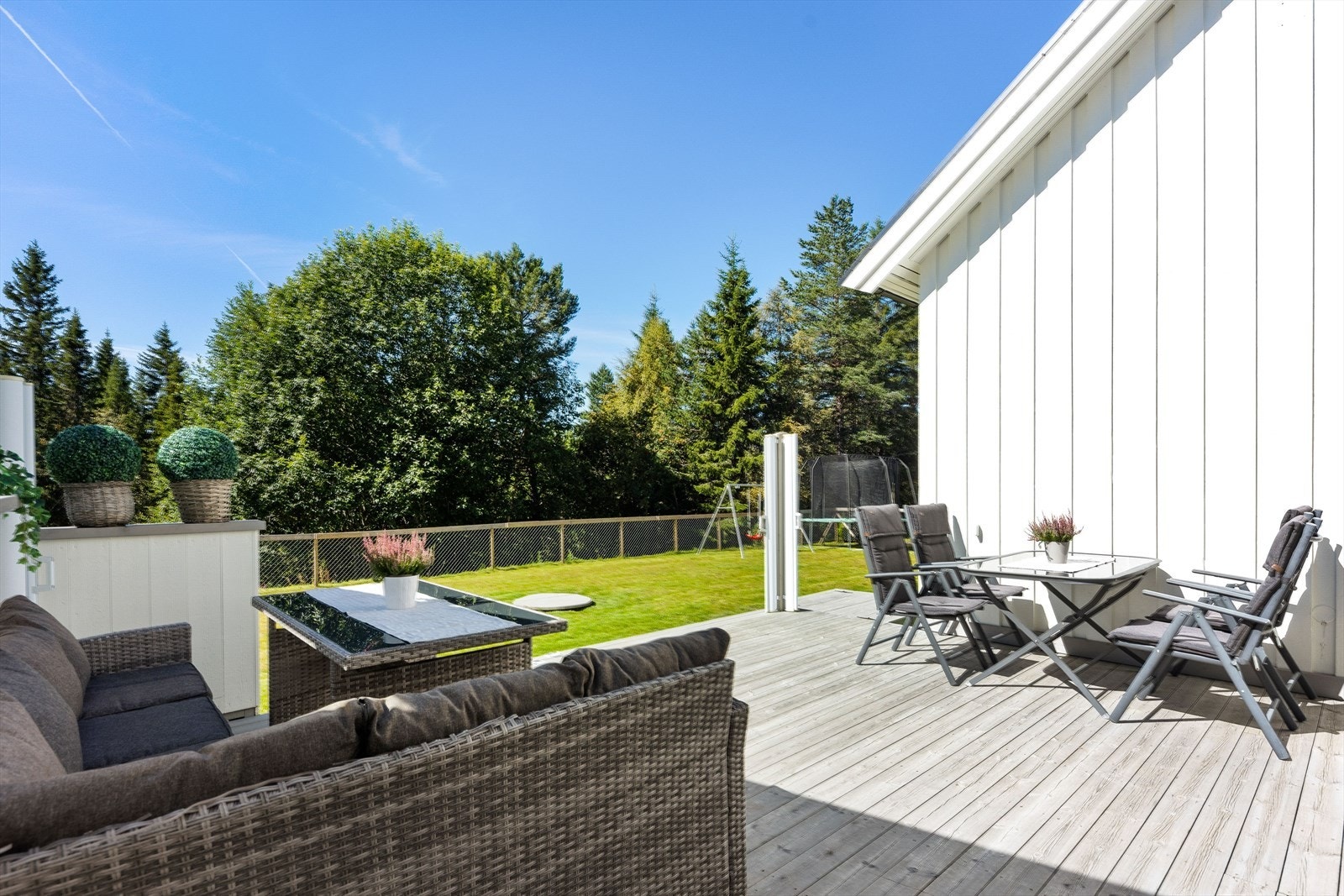 Solrik terrasse med god plass til flere sittegrupper Galleribilde