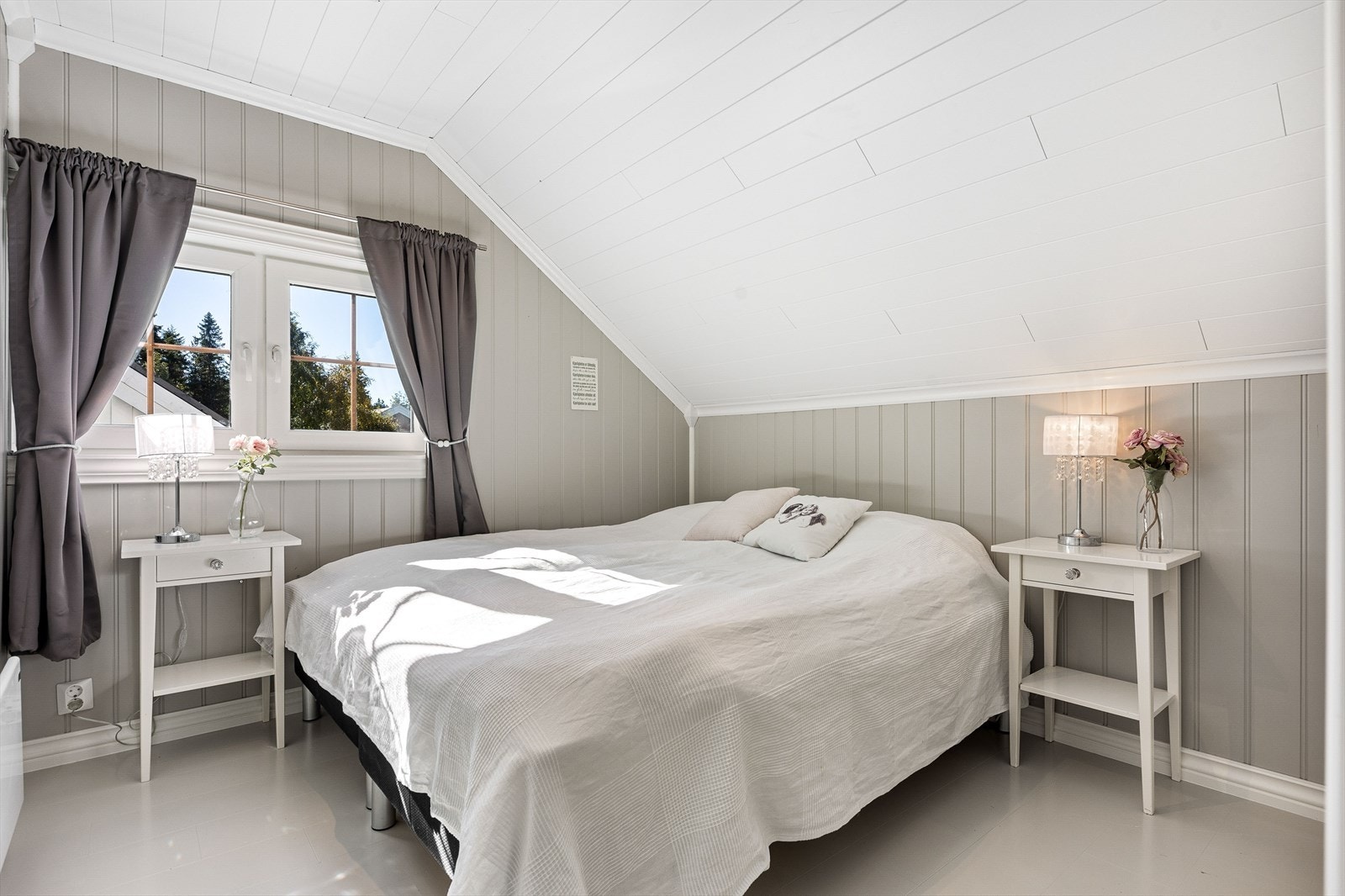 Soverommene er av god størrelse med plass til dobbeltseng, nattbord, garderobeskap og annet mindre soveromsmøblement Galleribilde