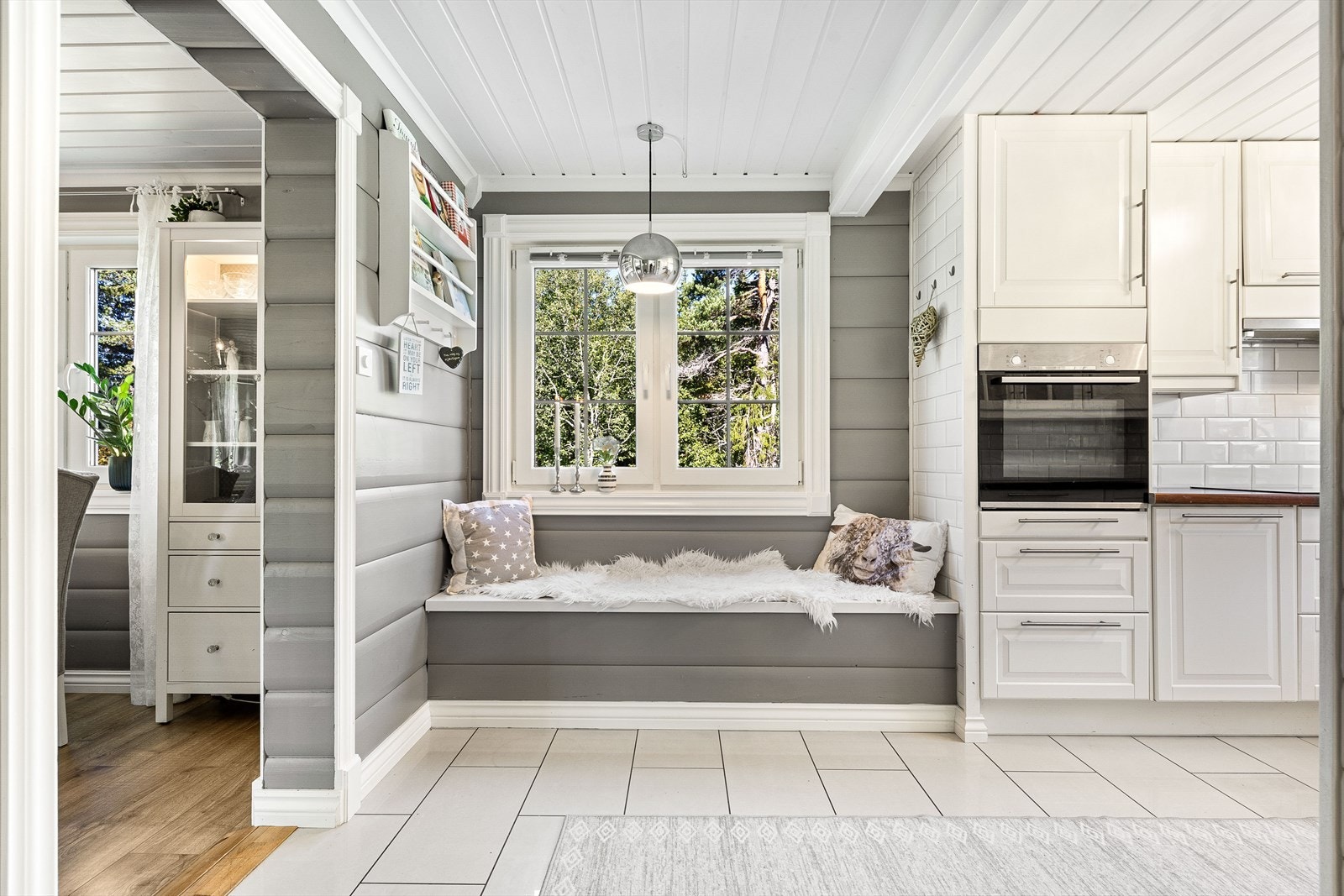 Det er en praktisk plassbygd benk og plass til spisebord Galleribilde