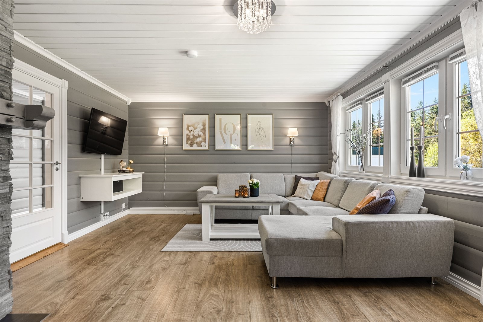 Stuen tilbyr god møbleringsfrihet og har god plass til både sofagruppe og spisegruppe Galleribilde