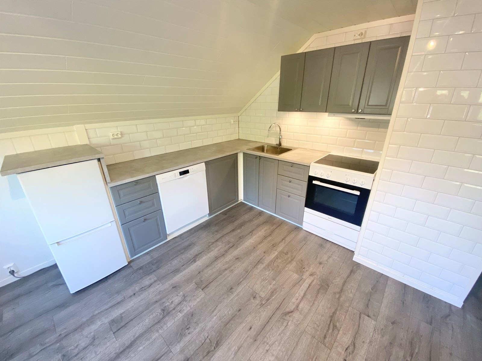 Avsatt plass til hvitevarer og god lagring/arbeidsplass Galleribilde