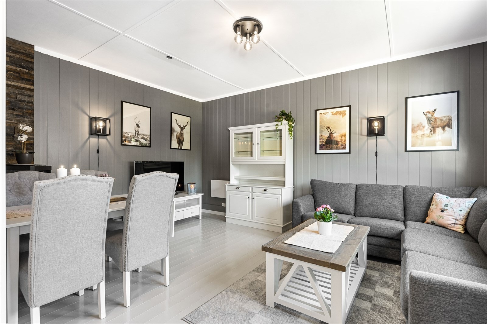 Stuen er malt i tidsriktige farger som gir rommet et moderne inntrykk Galleribilde