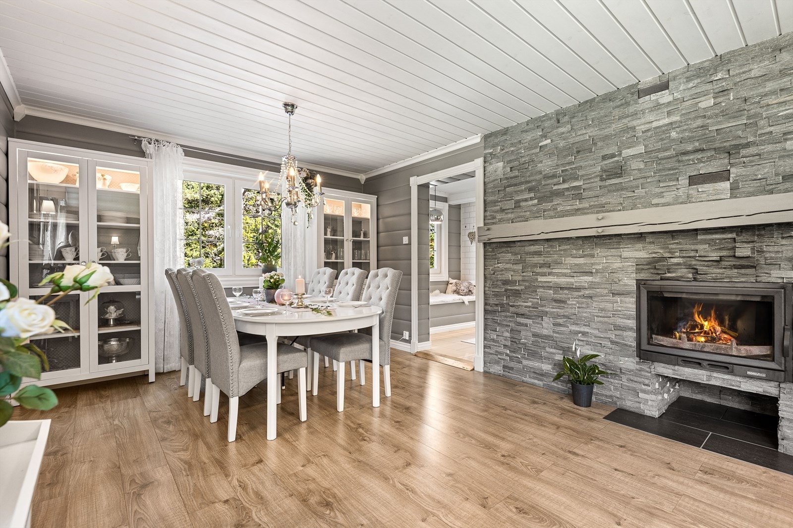 Spisestuen ligger i tilknytning til kjøkken Galleribilde