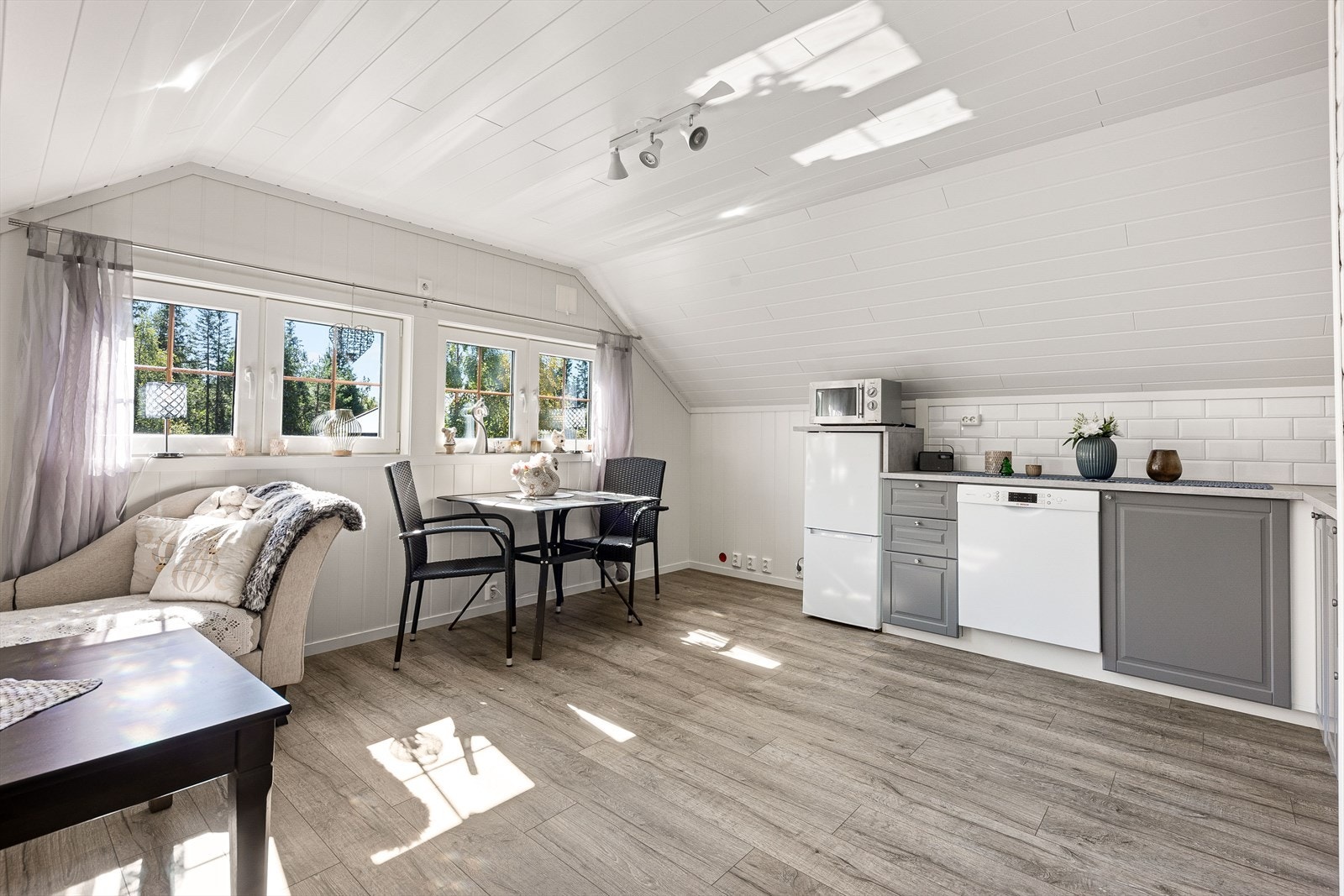 Åpen stue/kjøkkenløsning med plass til sofagruppe og spisebord Galleribilde