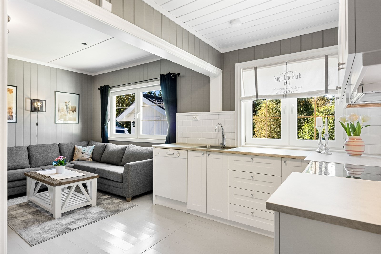 Denne delen av boligen kan leies ut og har en lys stue i åpen løsning mot kjøkken Galleribilde