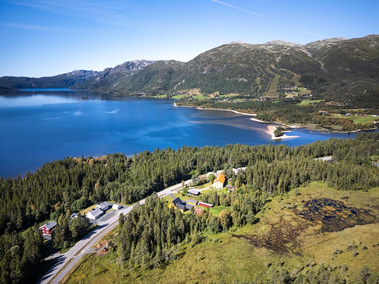 Eiendommen ligger sørvestvendt, midt mellom Rauland sentrum (Krossen) og Raulandsgrend, ca. 2,8 km fra sentrum Galleribilde