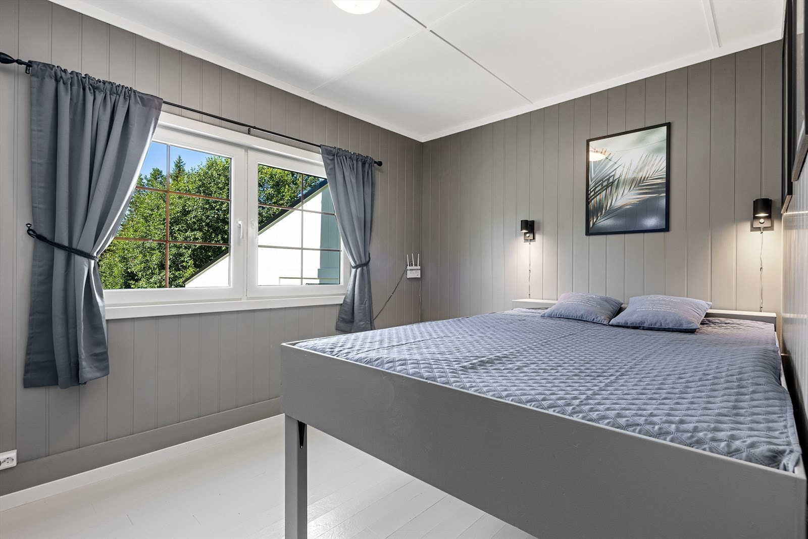 Soverommene er lyse og av god størrelse med plass til dobbeltseng og garderobeløsning Galleribilde