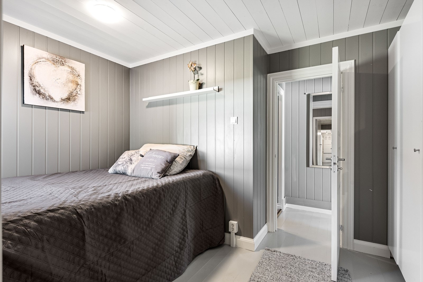 Det er to soverom i leilighetsdelen i 1. etasje Galleribilde