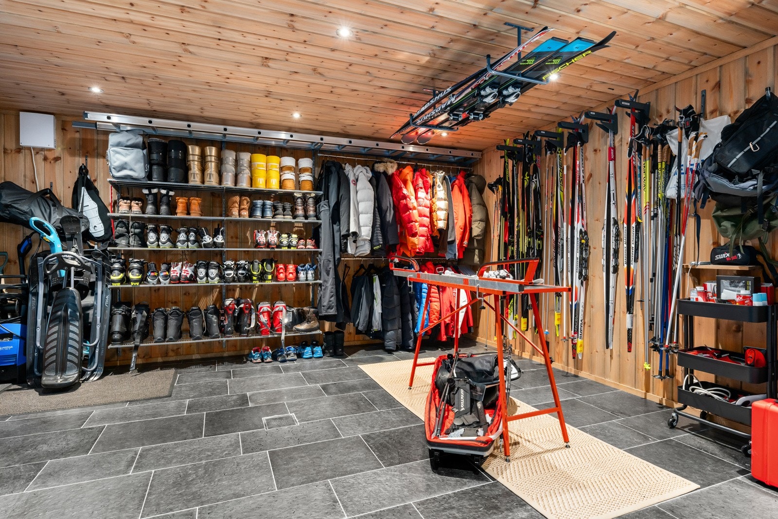 Egen skistall/bod inne i hytta Galleribilde