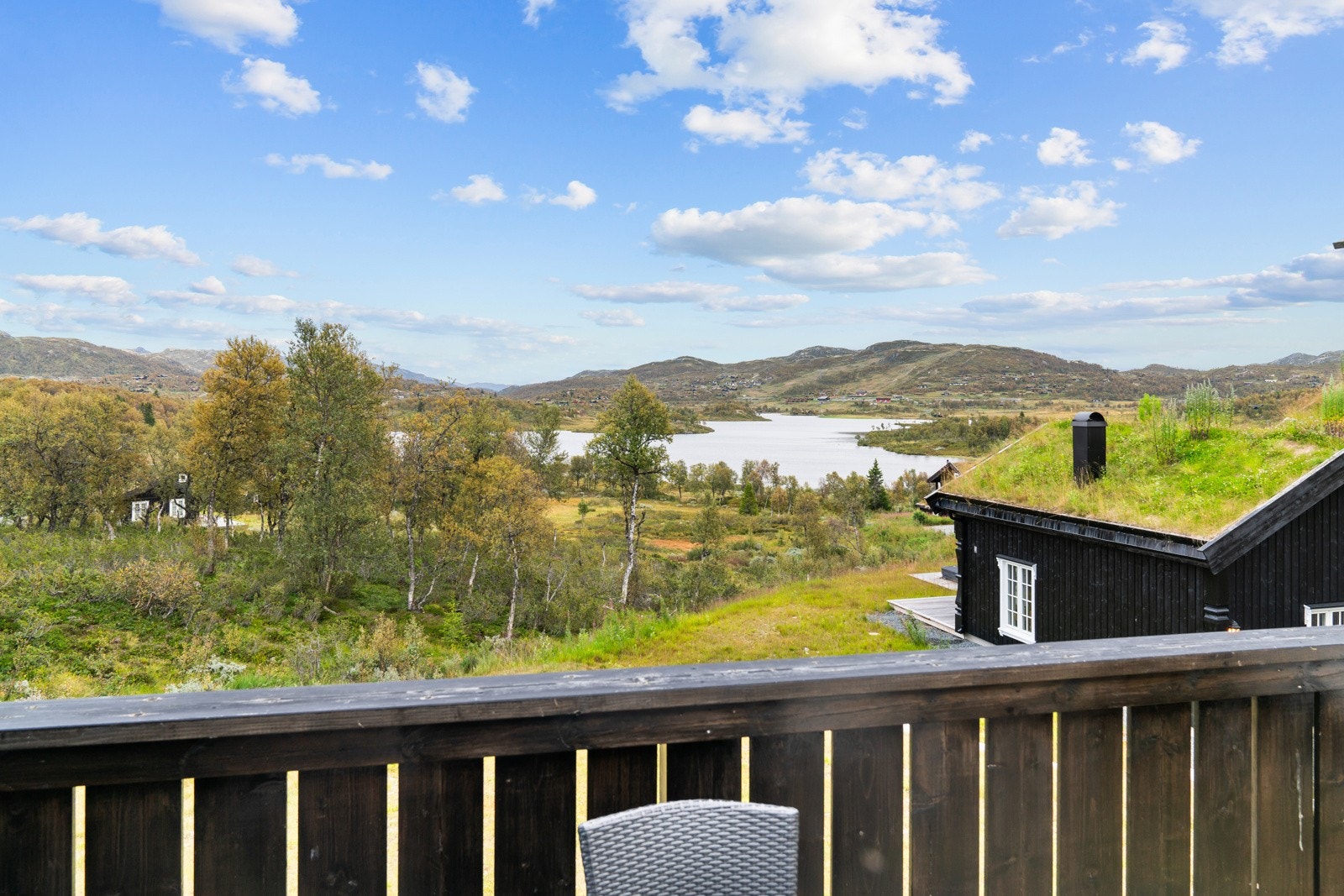 Veranda med utgang fra både stue og kjøkken Galleribilde