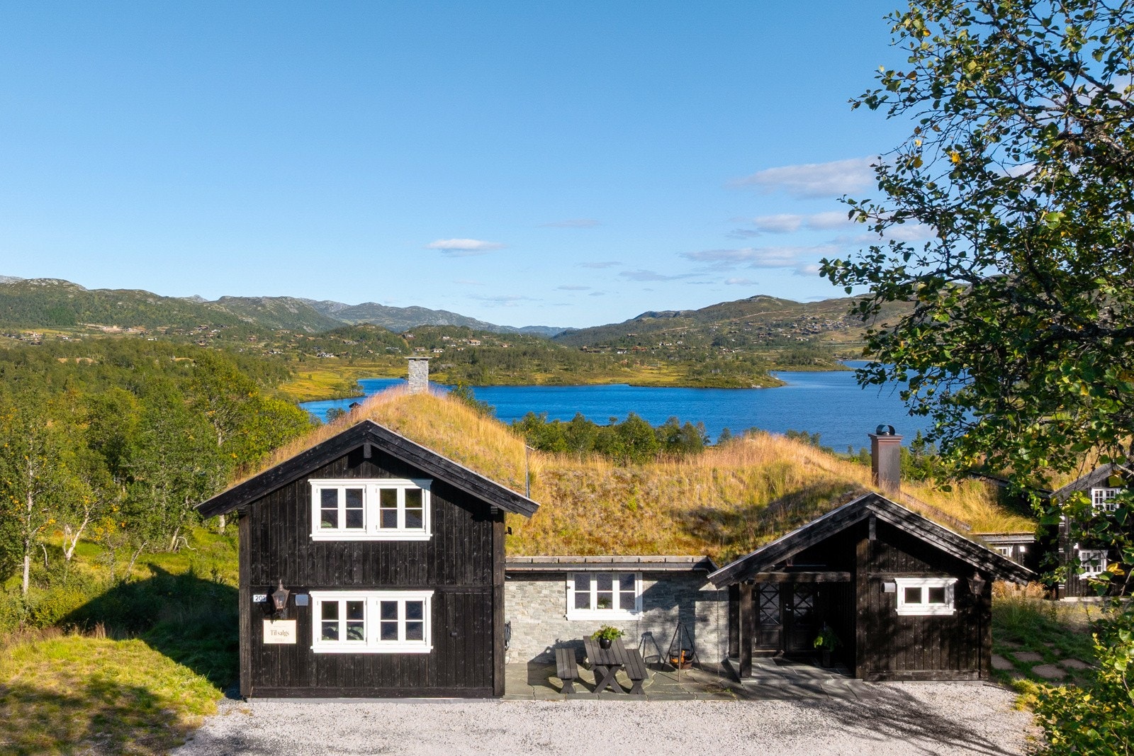Vakker utsikt fra hytta mot Uvatn og store friområder Galleribilde