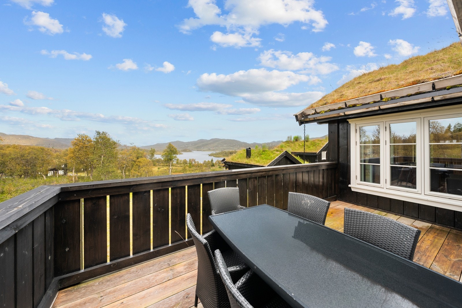 Store uteplasser med gode solforhold og fin utsikt Galleribilde