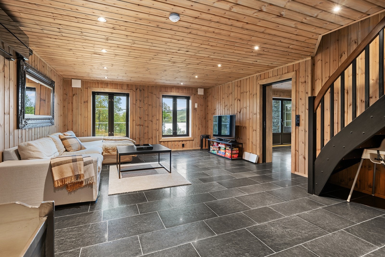 Stuen har Ottaskifer med varme på gulv, og er ekstra isolert opp til hovedetasje for blant annet støydemping Galleribilde