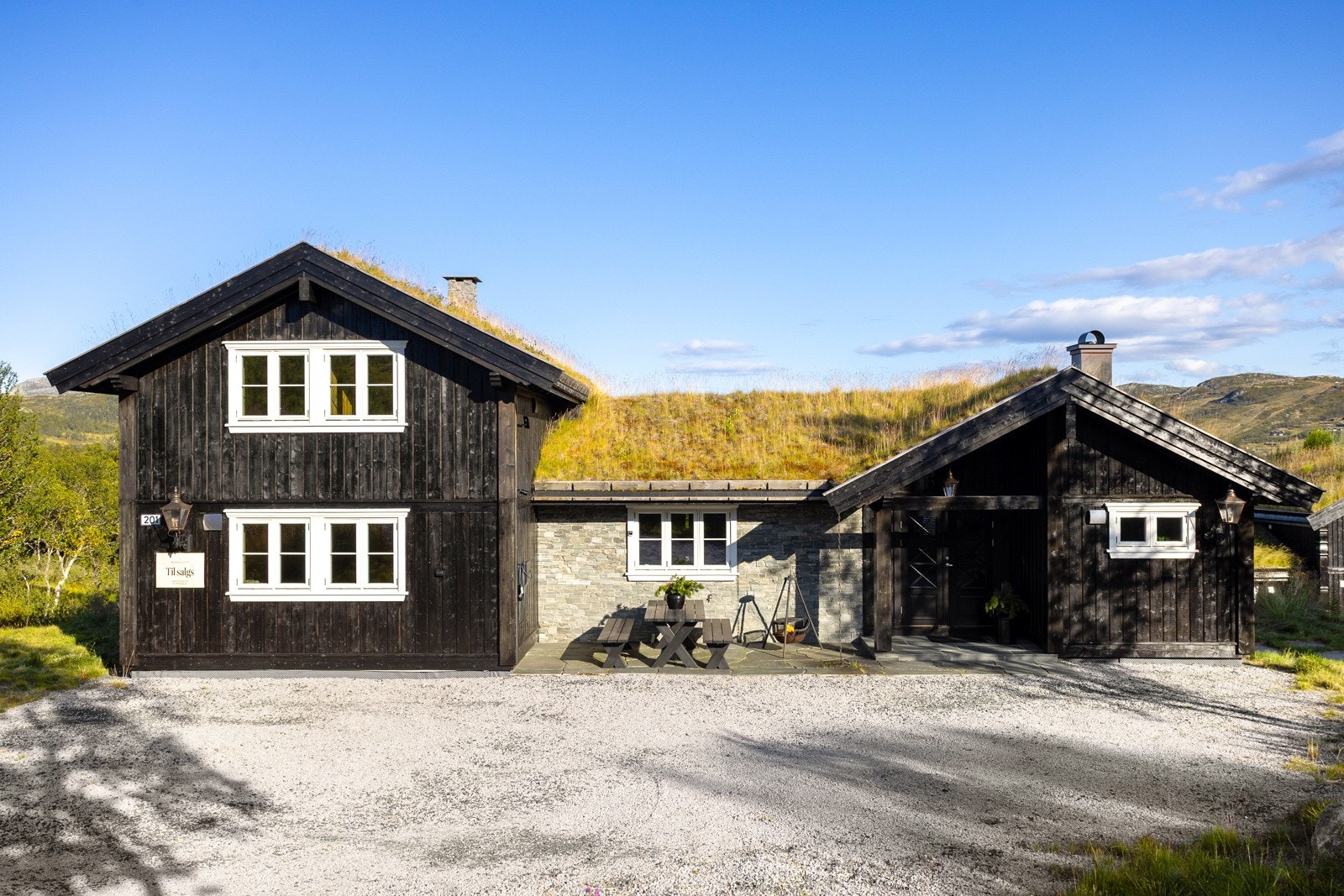 Godt med parkering foran hytta, det er også plass til egen garasje Galleribilde