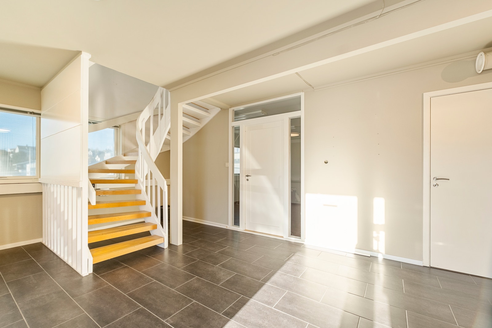 Fra inngangsparti og opp til 2. etasje. Galleribilde