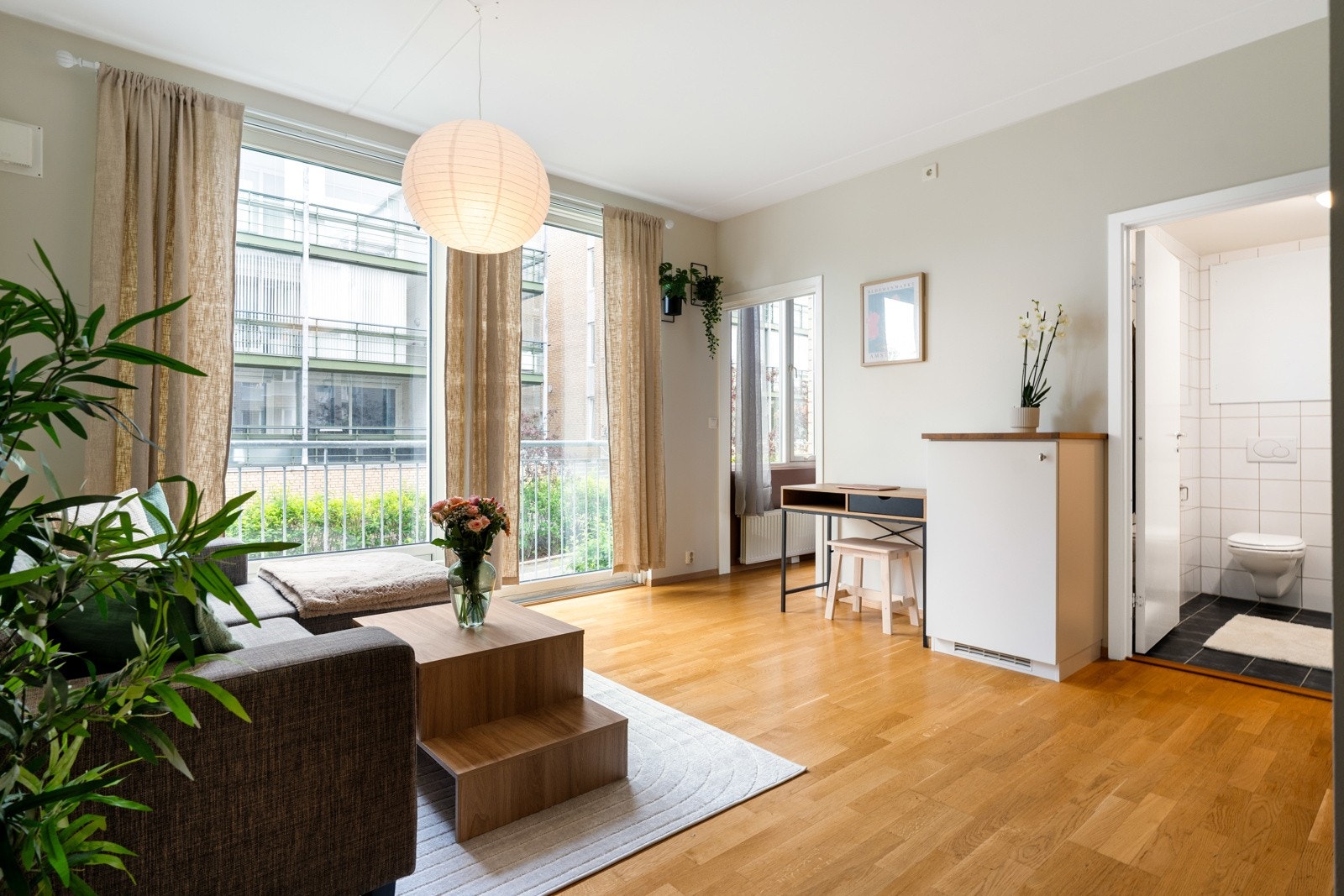 Stuen har god takhøyde og store vindusflater som slipper inn rikelig med dagslys. Galleribilde