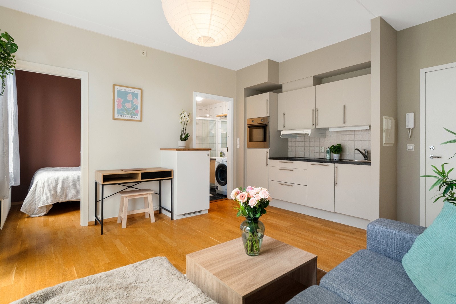 Kjøkkenet fremstår lyst og innbydende med fronter malt i den tidsriktige fargen "Soothing Beige". Galleribilde