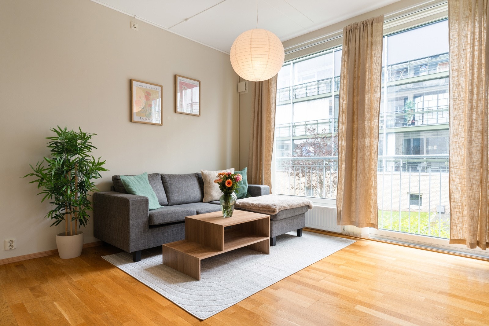 Energieffektiv oppvarming med fjernvarme via radiatorer, inkludert i felleskostnadene. Galleribilde