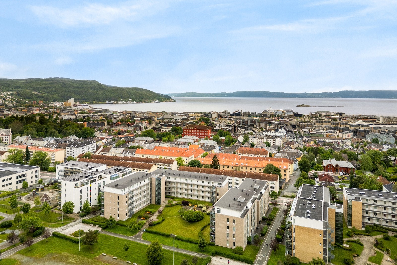 Her bor du sentrumsnært med gangavstand til byens mest anerkjente steder som Bakklandet, Solsiden, Festningen og sentrum. Galleribilde