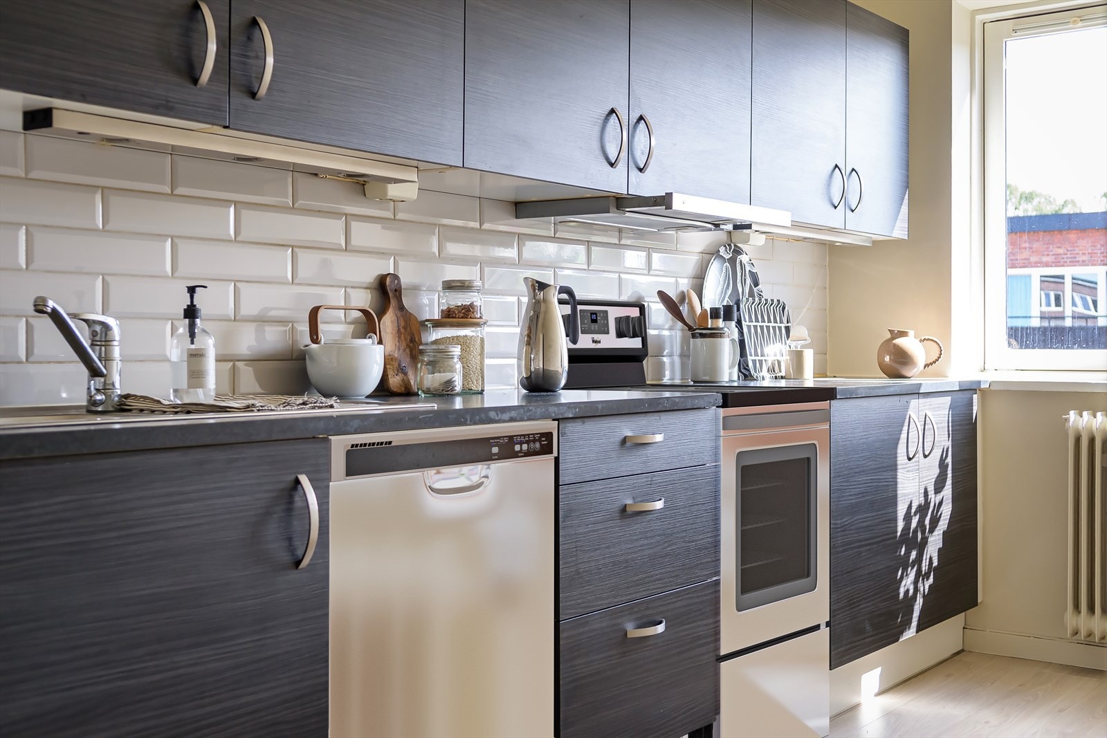 Kjøkkenet er godt utnyttet med rikelig skap- og benkeplass. Galleribilde