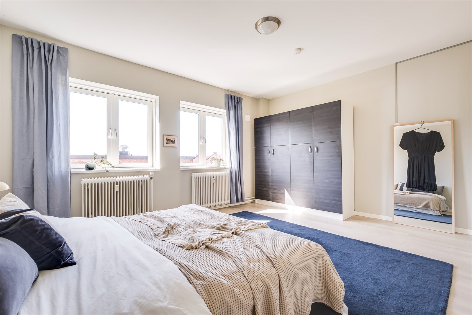 Det er satt inn stort garderobeskap med oppbevaring for klær og andre eiendeler. Galleribilde