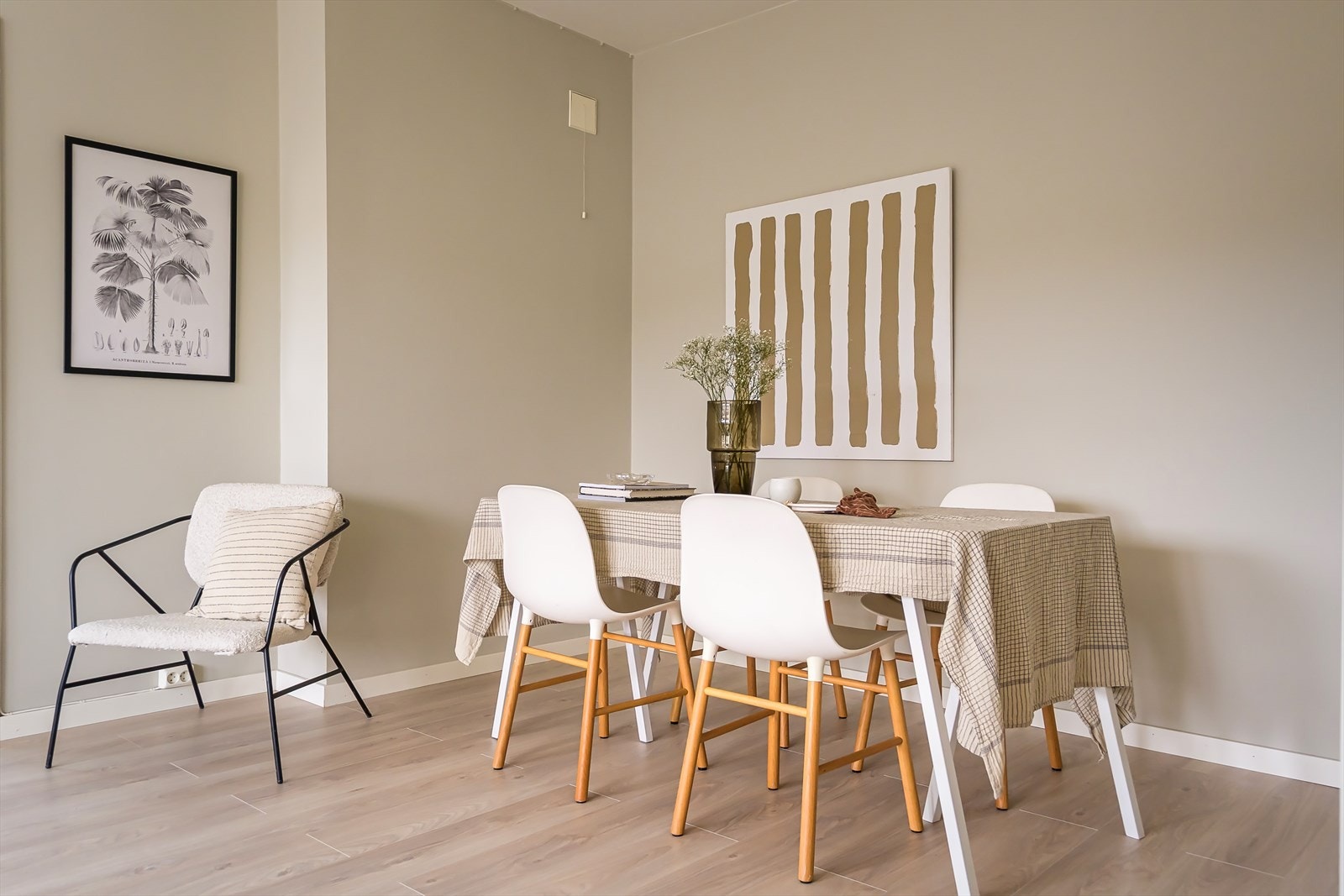 Stuen har god plass til et stort spisebord. Galleribilde