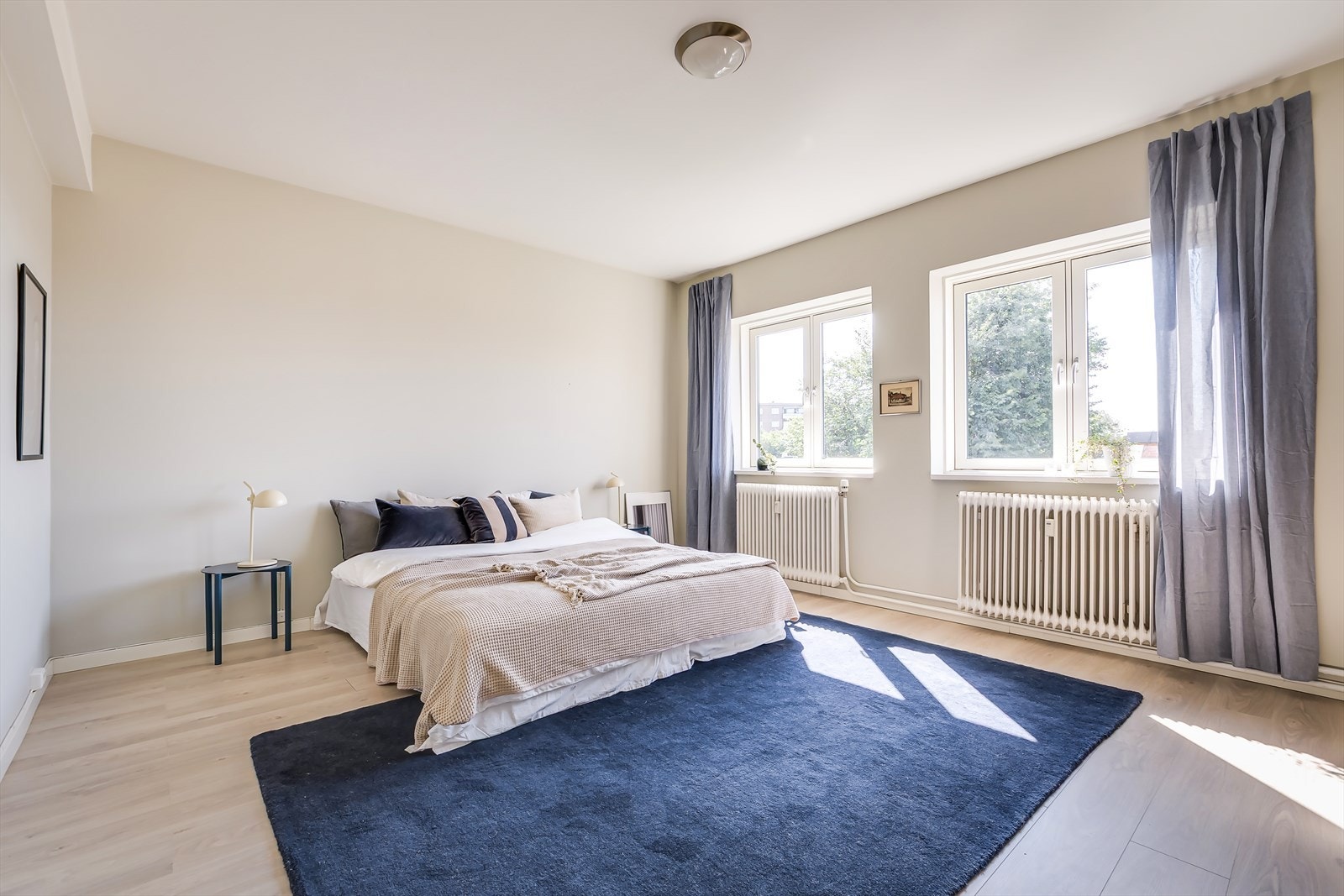 Hovedsoverommet er meget romslig! Det er nesten 20 kvm. Ellers er det malt i en delikat beigefarge og har to store vinduer. Galleribilde