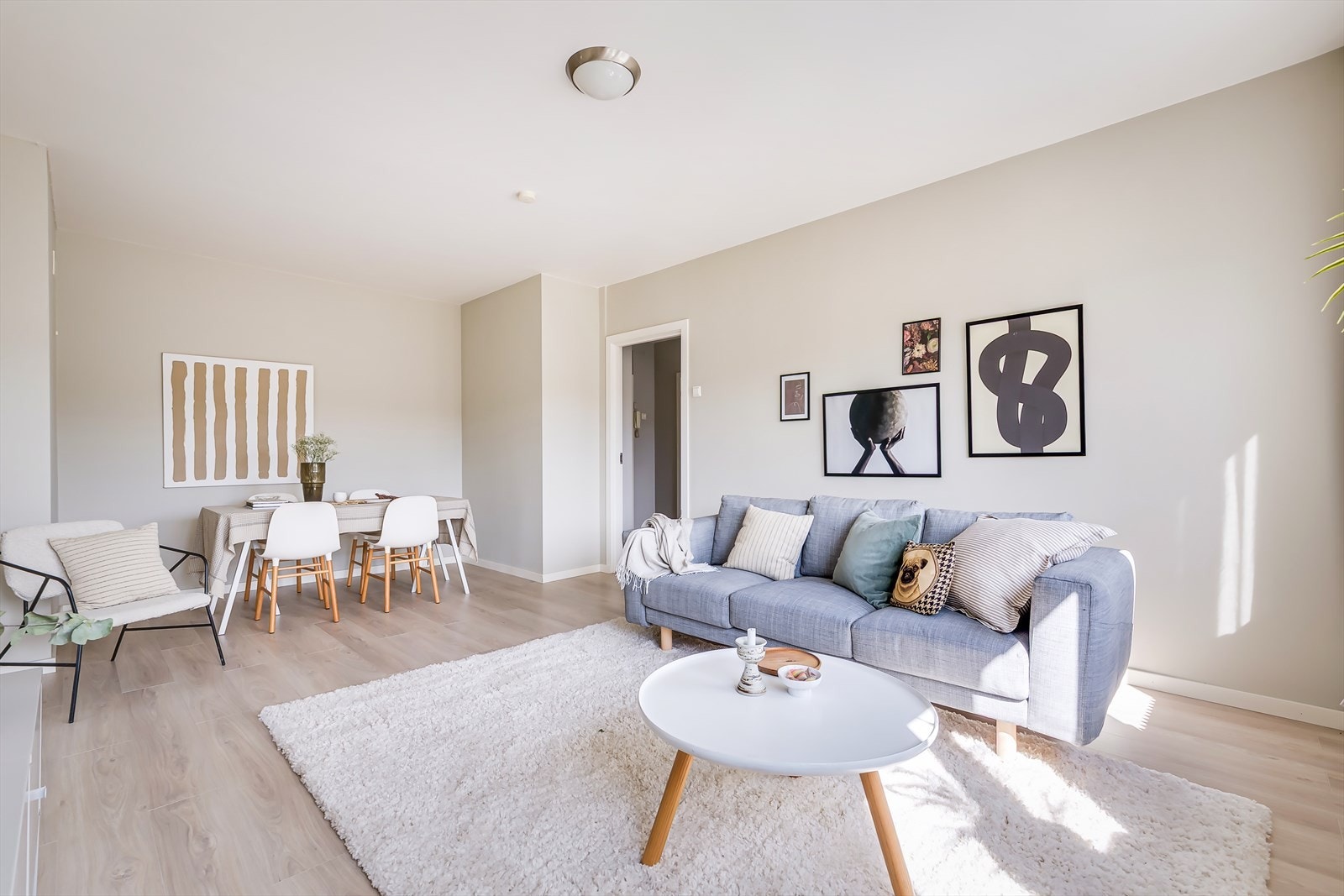 Stuen har en god romløsning som gir gode møbleringsmuligheter for sofagruppe, spisebord og annet møblement. Galleribilde